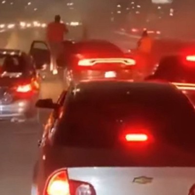 Αυτοκινητόδρομος παραλύει: Νεαροί οδηγοί επιδίδονται ξανά σε donuts (vid)