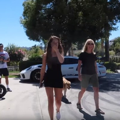 20χρονος αγοράζει νέο αυτοκίνητο στην αδερφή του (video)