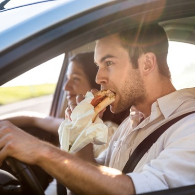 Μη φας αυτές τις τροφές πριν από ταξίδι με αυτοκίνητο! [video]