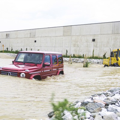 Όταν η G-Class συνάντησε το Unimog (vid)
