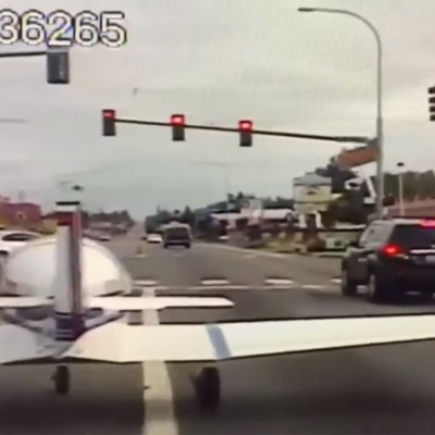 Αεροπλάνο προσγειώθηκε στη μέση του δρόμου στην Ουάσιγκτον! (video)