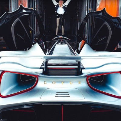 H Supercar Blondie μάς κάνει τουρ στη νέα Lotus Evija (video)