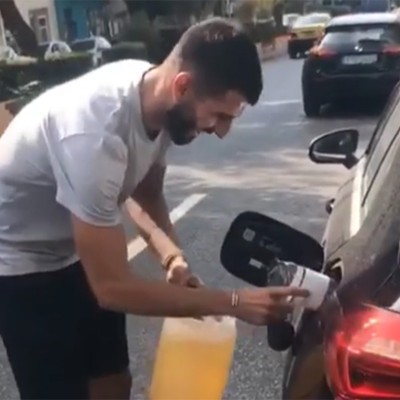 Έμεινες από βενζίνη; Φώναξε τον Μάνταλο! (video)