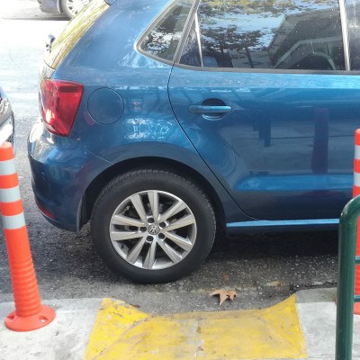 Πάνω από 500 κλήσεις για στάθμευση σε ράμπα διάβασης ΑμεΑ