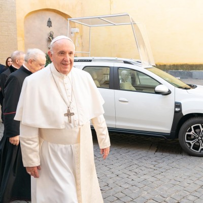 Ένα Dacia Duster για τον Πάπα