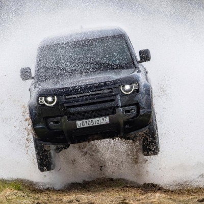 Το Land Rover Defender πετάει στη νέα ταινία του James Bond (vid)