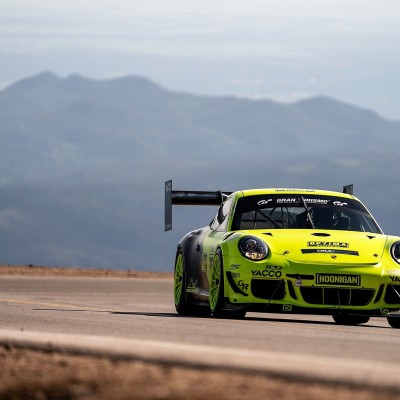 Πώς είναι να τρέχεις στο Pikes Peak με μια Porsche 900 ίππων; (video)