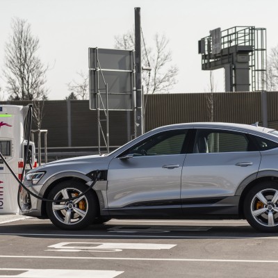 26 σταθμοί φόρτισης στους αυτοκινητοδρόμους μέσα στο 2020