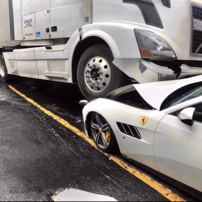 Θυμωμένος υπάλληλος «διαλύει» τη Ferrari του αφεντικού του!