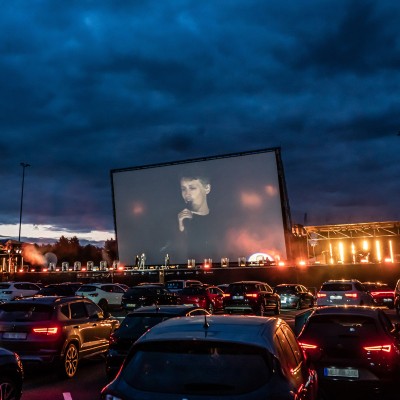 Drive in στην Αττική: Πού μπορείς να δεις ταινίες και συναυλίες μέσα από το αυτοκίνητό σου