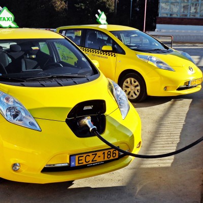 Επίσημο: Μπαίνουν φορτιστές για ταξί σε 5 πιάτσες της Αθήνας - Δείτε πού