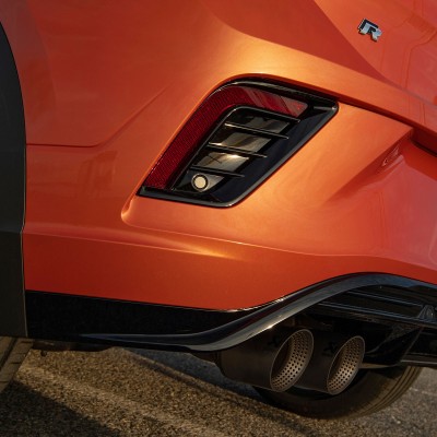 Ηλεκτρικό αθόρυβο ή τούρμπο με εξατμίσεις Akrapovic;