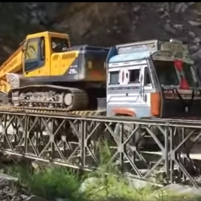 Δείτε γέφυρα να καταρρέει την ώρα που περνούσε φορτηγό [Video]