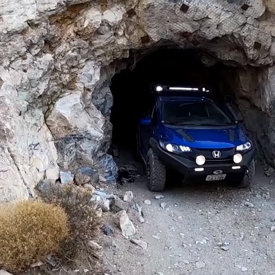 Honda Jazz με αναβολικά περνάει μέσα από ορυχείο [Video]