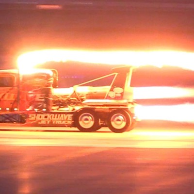 Τι θα συμβεί αν τοποθετήσεις κινητήρες τζετ σε ένα φορτηγό; (video)