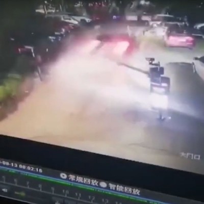 Δεν είναι ιπτάμενος δίσκος, αλλά Tesla Model 3!