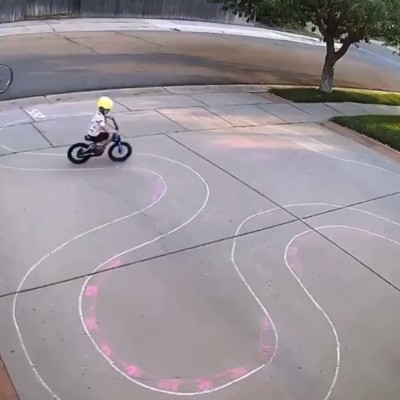 Έκανε την αυλή του πίστα για ένα περαστικό αγόρι [Video]