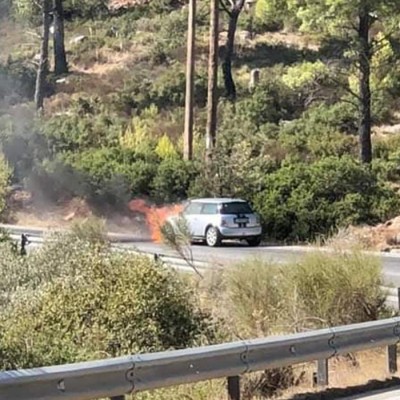 Από αυτοκίνητο άρχισε η δασική πυρκαγιά στη Νέα Μάκρη (κλειστοί δρόμοι)