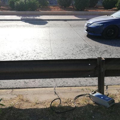 Τι είναι το μπλε κουτί με τα δύο μαύρα καλώδια στο δρόμο;