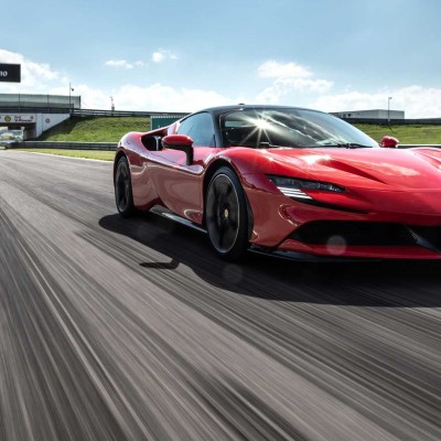 Ξεκινάει η νέα σεζόν του Top Gear με παντιλίκια από τη Ferrari SF90 (video)