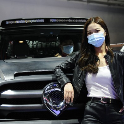 Με μάσκες και αποστάσεις: Η πρώτη έκθεση αυτοκινήτου στην εποχή του κορονοϊού (video)