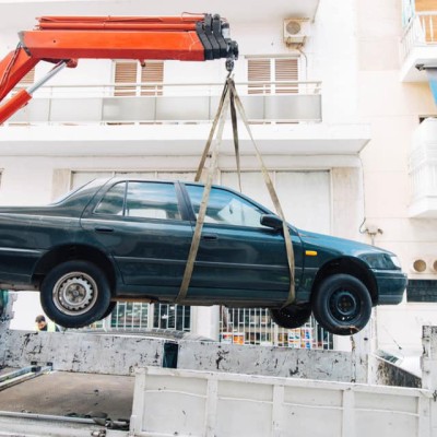 Πάνω από 2.300 εγκαταλελειμμένα οχήματα απομακρύνθηκαν από τους δρόμους του Δήμου Αθηναίων