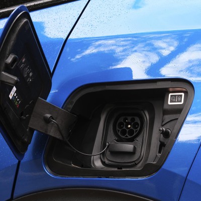 Stellantis: Θα ακριβύνει τα θερμικά, για να πουλάει περισσότερα ηλεκτρικά