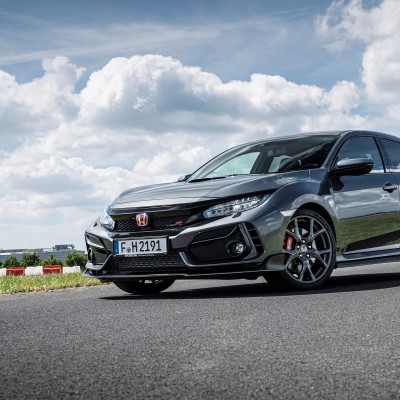 Ουκρανία: 1 εκατ. ευρώ από τη Honda και 2 λεωφορεία από τον Όμιλο Σαρακάκη