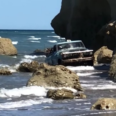 Παμπάλαιο Ford pick up ξεπροβάλλει από τη θάλασσα [Video]