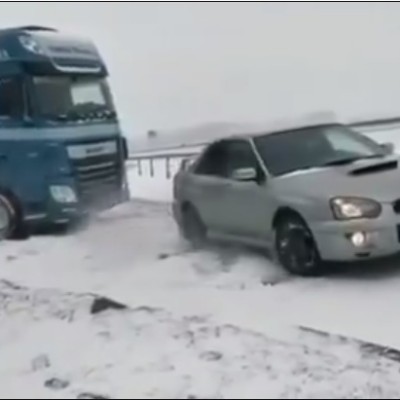 Subaru Impreza τραβάει νταλίκα στα χιόνια! [Video]