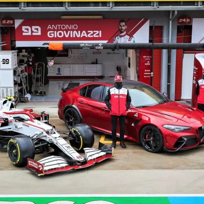 Οι Kimi Räikkönen και Antonio Giovinazzi καλωσορίζουν την Giulia GTAm στην Ίμολα