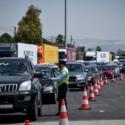 Lockdown: Μέχρι πόσα άτομα επιτρέπονται στο αυτοκίνητο;
