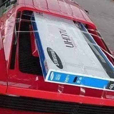 Κάποιος μετέφερε μια 48άρα τηλεόραση πάνω στο κάλυμμα του κινητήρα της Ferrari Testarossa του!