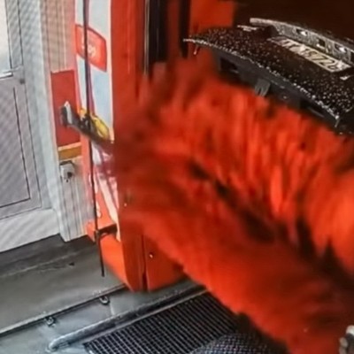 Το πορτμπαγκάζ ενός Range Rover άνοιξε μέσα σε αυτόματο πλυντήριο! (video)