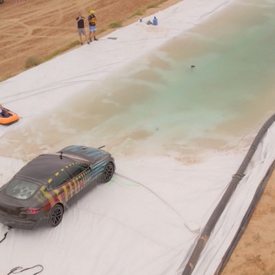 Μπορεί ένα ηλεκτρικό αυτοκίνητο να κινηθεί κάτω από το νερό; [Video]