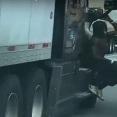 Κρεμόταν από το πλάι ενός φορτηγού πάνω στην εθνική οδό! [Video]