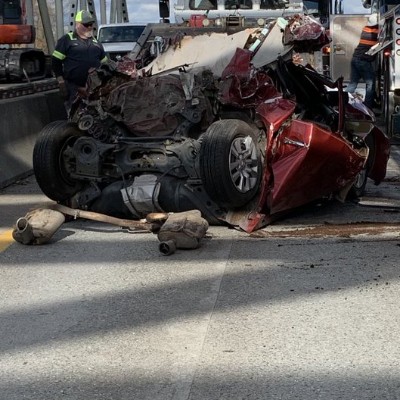 Κι όμως η οδηγός του οχήματος που καταπλακώθηκε από το φορτηγό βγήκε ζωντανή!