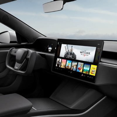H Tesla επιτρέπει στον οδηγό να παίζει videogames εν κινήσει!