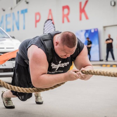 Απίστευτο: Ένας άνθρωπος έσυρε με τα χέρια 16 αυτοκίνητα της Hyundai [video]