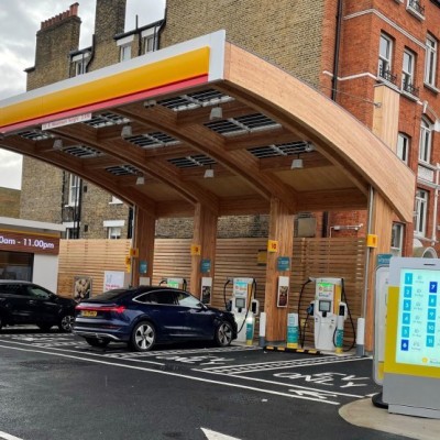 Η Shell ξεκινά τη μετατροπή των πρατηρίων καυσίμων σε σταθμούς φόρτισης