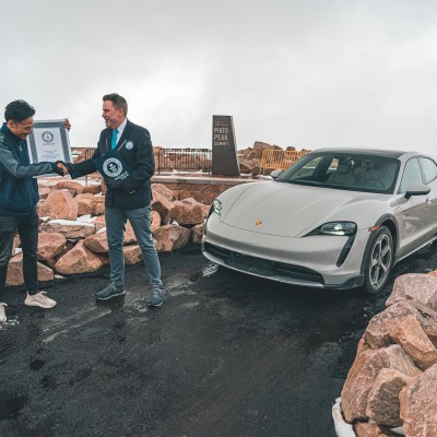 Ποιο παράξενο ρεκόρ πέτυχε η Porsche Taycan Cross Turismo; [Video]