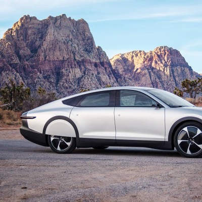 Το ηλιακό Lightyear One διανύει 400 km με 130 km/h, χωρίς φόρτιση (video)