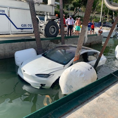 Τι συμβαίνει σε ένα Tesla Model X όταν πέφτει στη θάλασσα; [video]