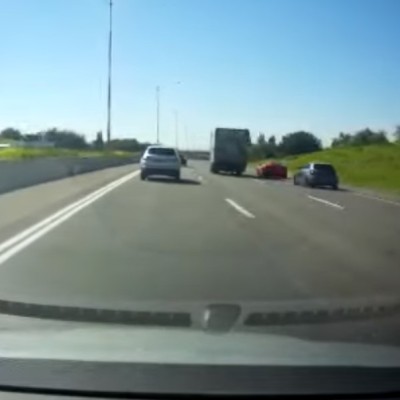 SEAT και Ferrari κάνουν κόντρα και τρακάρουν – Δείτε το video