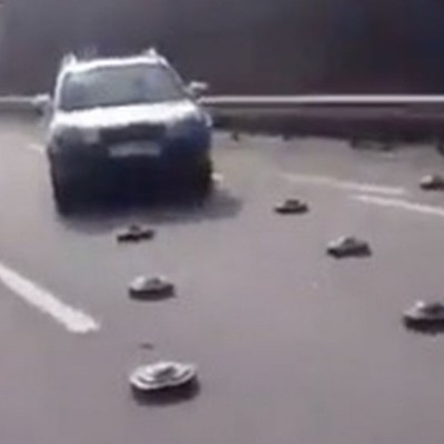 Ουκρανία: Οδηγοί κάνουν σλάλομ ανάμεσα σε νάρκες [video]