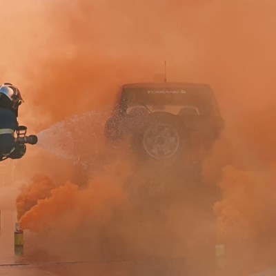 Αυτοκίνητο πήρε φωτιά μέσα σε τούνελ – Δείτε πώς το σβήνουν [video]