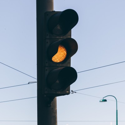 Τι λέει ο ΚΟΚ για το πορτοκαλί φανάρι; Περνάω η όχι;