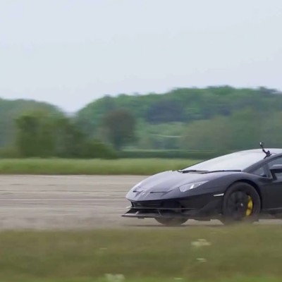 Lamborghini Aventador SVJ τα βάζει με Suzuki Hayabusa: Ποιος θα κερδίσει; [video]