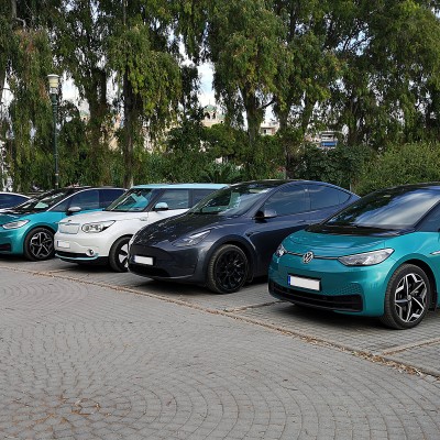 Τι γυρεύουν 5 ηλεκτρικά στην παραλία της Πάτρας;