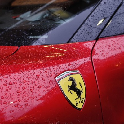 Ποια Ferrari 1.000 ίππων μπορείς να αποκτήσεις στην Ελλάδα με 8.500 € το μήνα;